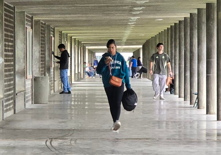 Trabajadores universitarios paralizan actividades para exigir aumento salarial