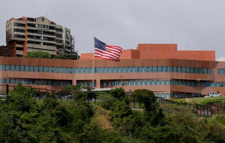 EE UU mantiene restricciones de viaje y alerta sanitaria para Venezuela