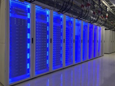 Batería de servidores informáticos con luces LED azules en un centro de datos de alto rendimiento.
