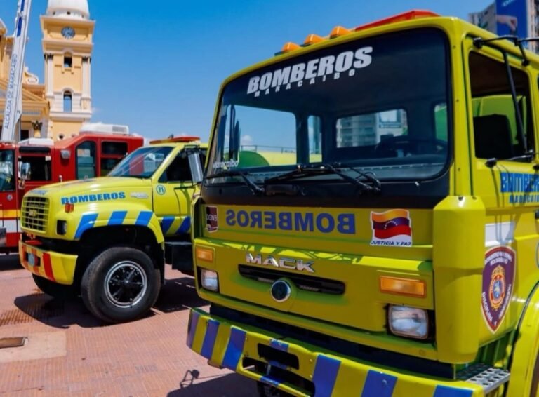 Bomberos atienden de emergencia incendio en edificio del sector La Lago