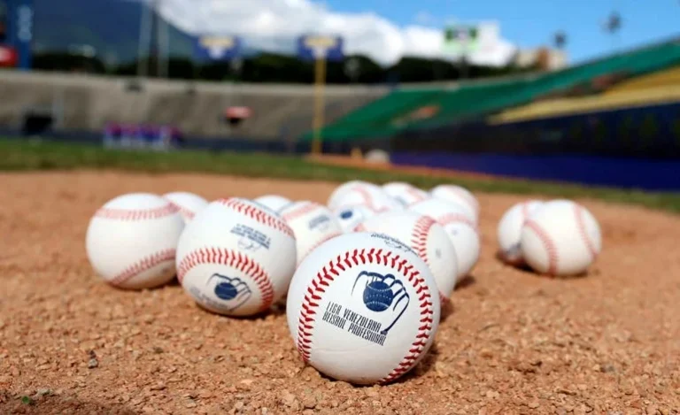 Pelota de béisbol en un terreno de juego.