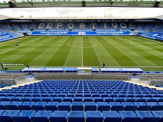 Estadio de fútbol y banquillos en la jornada de LaLiga.