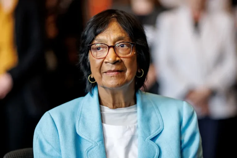 Retrato de la jurista Navi Pillay, galardonada con el Premio Nobel de la Paz.