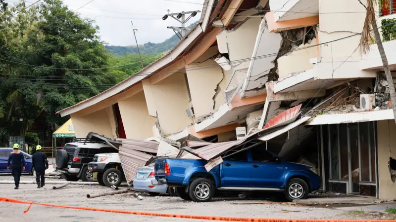 Daños materiales en techos de edificaciones tras sismo en Panamá.