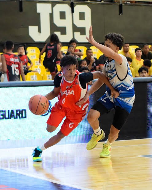 Torneo de baloncesto menor en el Gimnasio Belisario Aponte de Maracaibo.