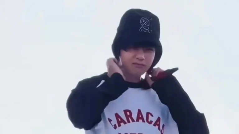 Kim Taehyung de BTS durante una prueba de sonido vistiendo una camiseta de manga larga.